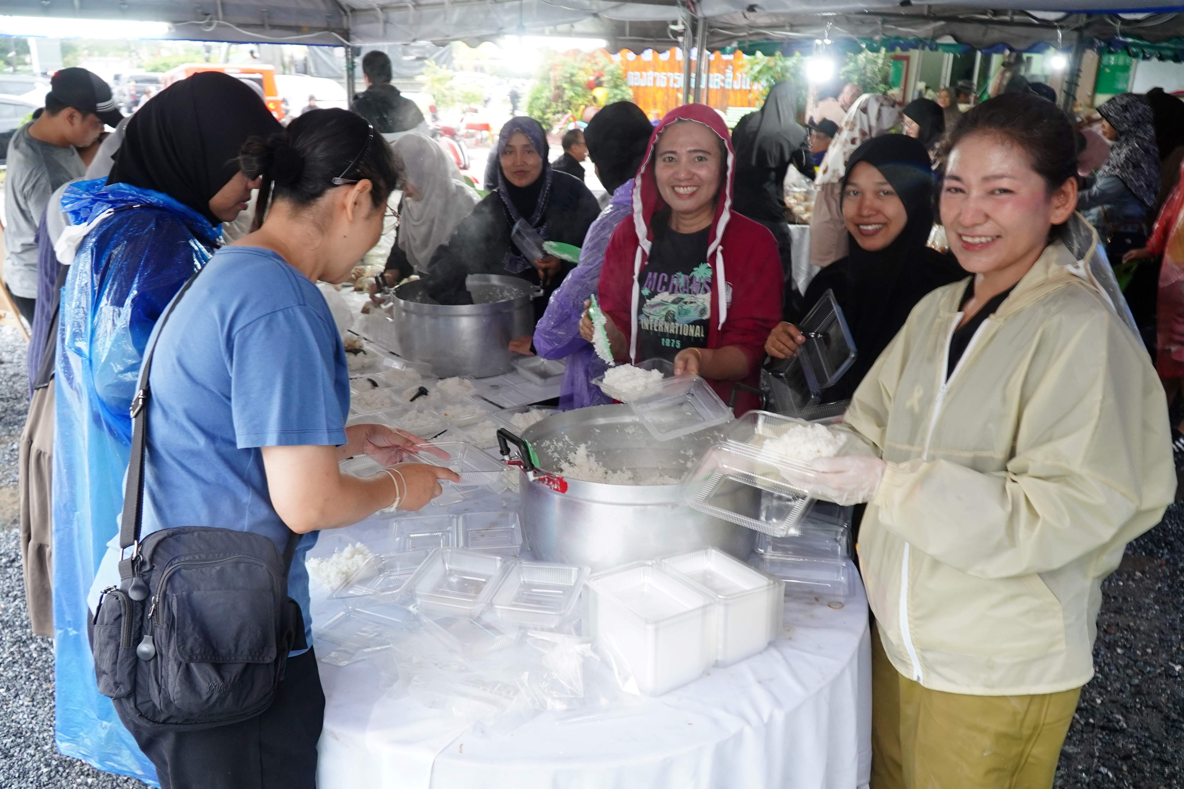 น้ำท่วมเทศบาลเมืองสะเตงนอกขยายเป็นวงกว้าง นายกฯเปิดครัวอาหารปรุงสด มอบแก่ผู้ประสบภัยน้ำท่วม 2 มื้อ 3,000 กล่อง/วัน