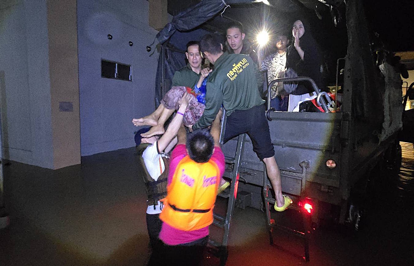 น้ำท่วมใหญ่หาดใหญ่&nbsp; กองทัพบกลุยน้ำท่วม นำรถ FTS  ช่วย 60 ชีวิตชาว 3 จังหวัดชายแดนใต้ติดค้างสนามบิน 3 คืน พร้อมนำผู้ป่วยไตส่งโรงพยาบาลอย่างปลอดภัย