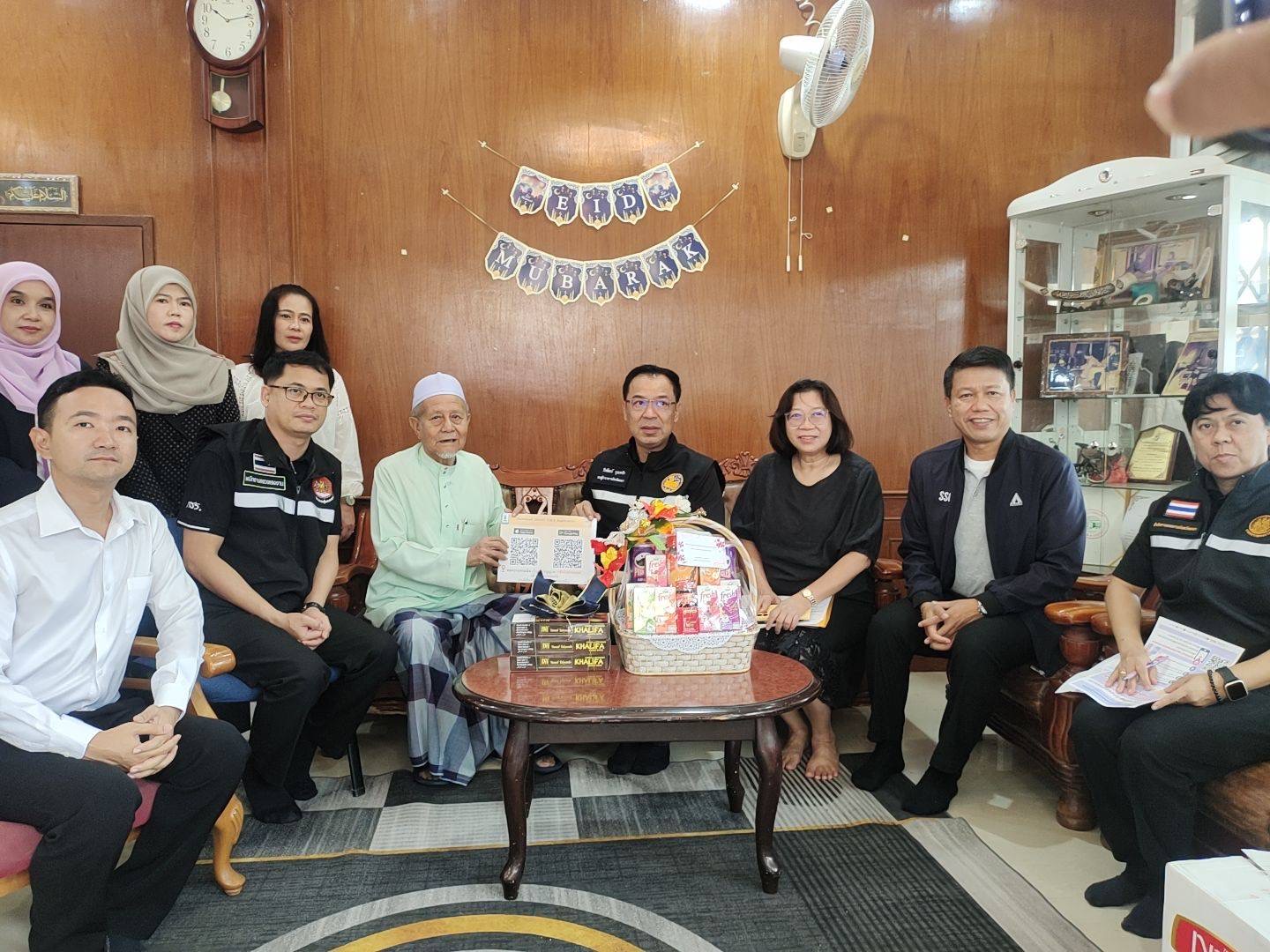 จังหวัดยะลา ห่วงใยครอบครัวแรงงานไทย จัดทีมหน่วยงานสังกัดกระทรวงแรงงาน ลงพื้นที่ให้กำลังใจ แนะนำช่องทางผ่าน Application SMART TOEA เพื่อให้ครอบครัวแรงงานได้รับทราบข้อมูลสถานการณ์ในพื้นที่ตะวันออกกลาง