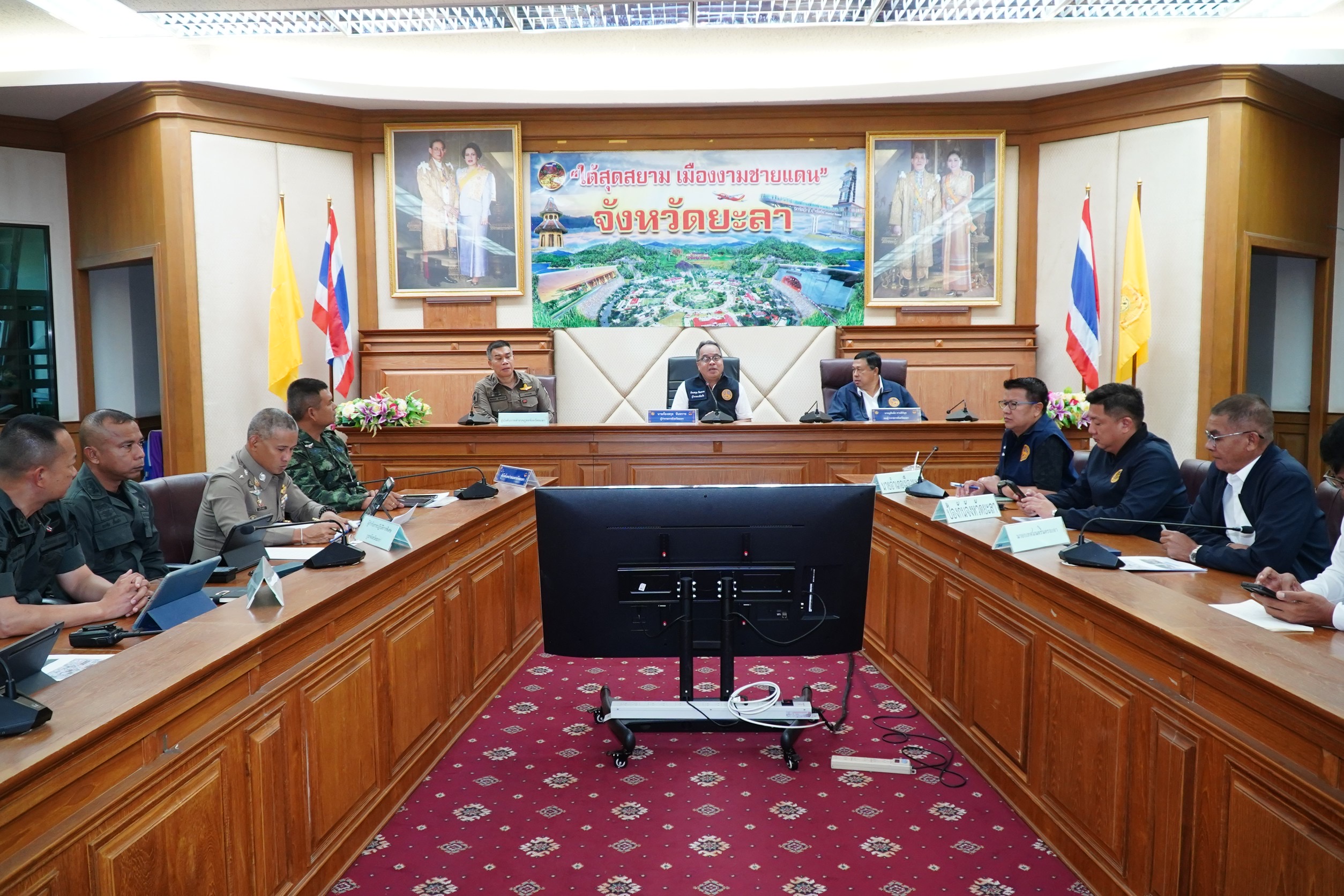 ผู้ว่าฯยะลา ประชุมหน่วยงานความมั่นคง กำหนดมาตรการรักษาความปลอดภัยอย่างเข้มข้น รองรับประชาชนจำนวนมาก เที่ยวงาน 10 วันสุดท้ายเดือนรอมฎอน ที่สนามโรงพิธีช้างเผือก พร้อมการอำนวยความสะดวกอย่างเต็มที่