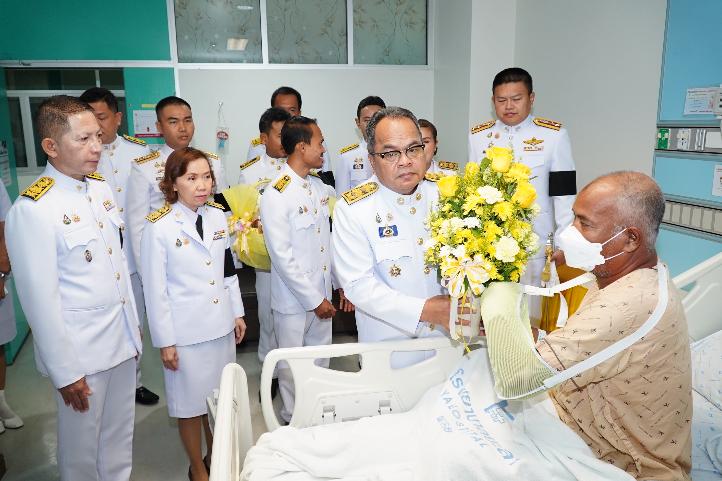 ผู้ว่าฯยะลา เชิญดอกไม้ ตะกร้าสิ่งของพระราชทาน มอบผู้ช่วยผู้ใหญ่บ้าน ที่ได้รับบาดเจ็บจากจากเหตุการณ์ความไม่สงบในพื้นที่จังหวัดยะลา&nbsp;