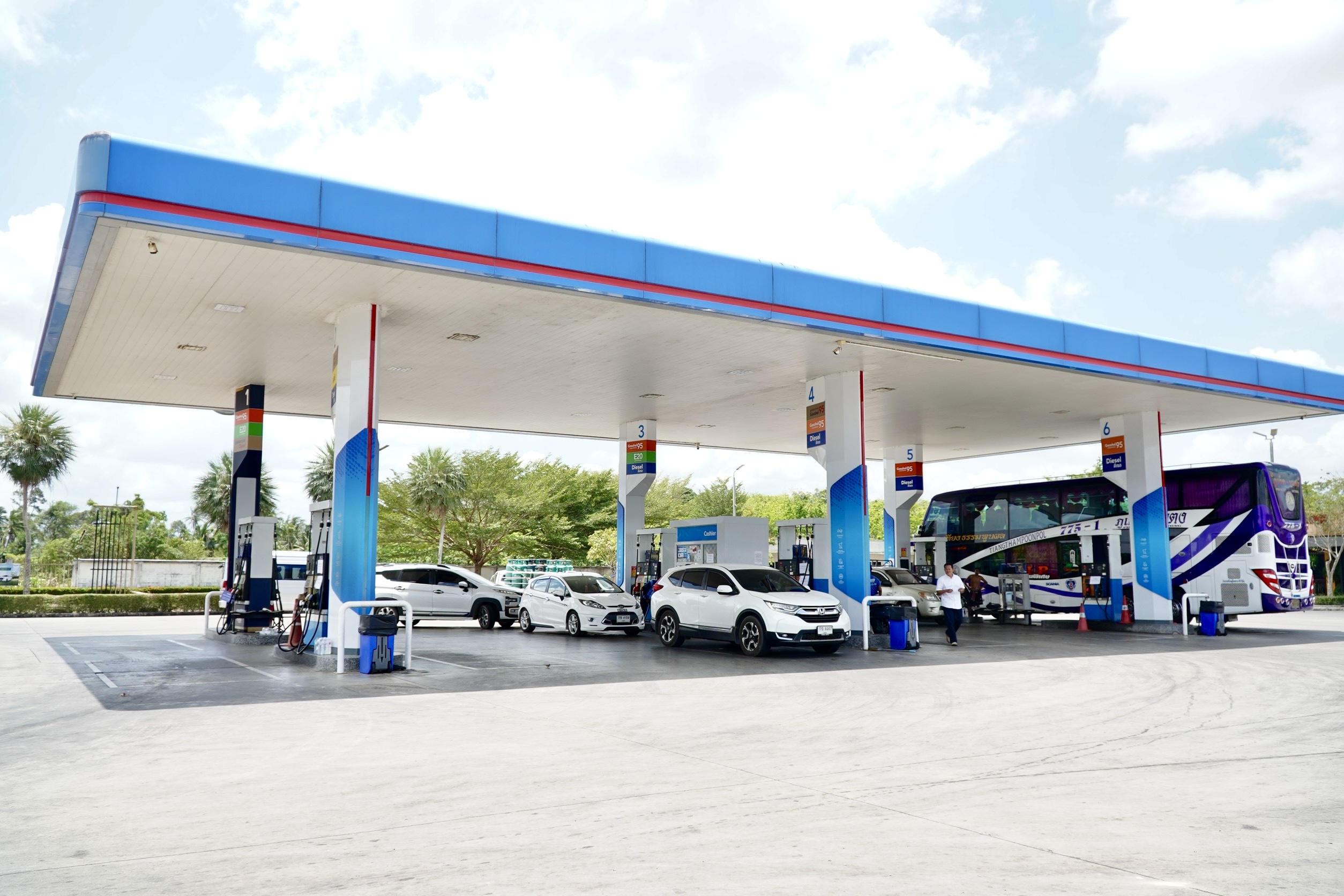 ยะลาเชื่อมั่นรัฐบาล -&nbsp;ปชช.&nbsp;แห่เติมน้ำมันคึกคักหลังกังวลเหตุตะวันออกกลาง&nbsp;ด้านปั๊มคุมเข้มจำกัดยอดเติมเพื่อกระจายสินค้าให้ทั่วถึง