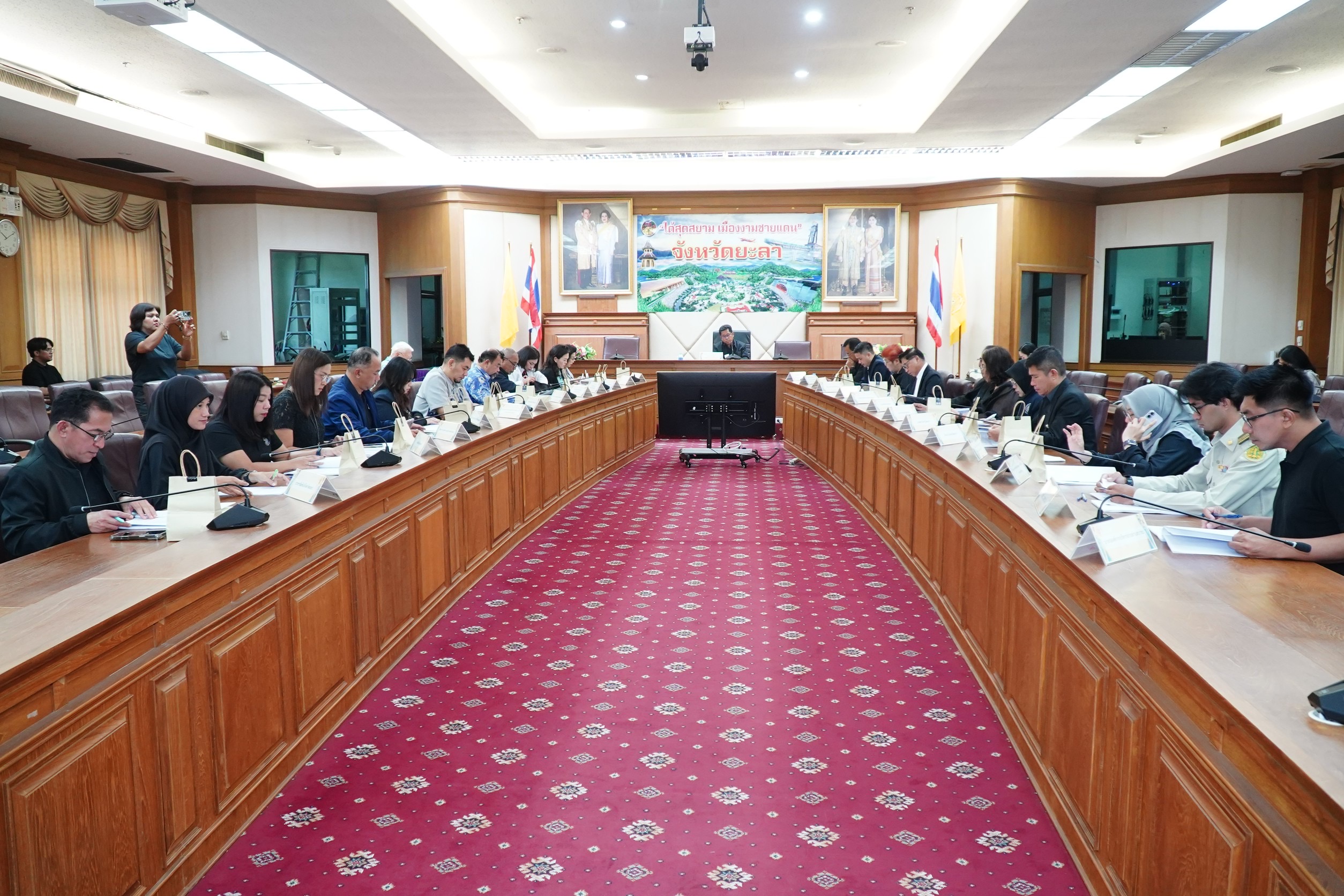 จังหวัดยะลาบูรณาการความร่วมมือภาครัฐและเอกชน&nbsp;ขับเคลื่อนเขตเศรษฐกิจพิเศษ&nbsp;ผลักดันท่าอากาศยานเบตงเป็นสนามบินศุลกากร&nbsp;เพื่อขีดความสามารถในการรองรับเที่ยวบินระหว่างประเทศ&nbsp;เชื่อมโยงโครงข่ายคมนาคมและการท่องเที่ยว&nbsp;หวังกระตุ้นเศรษฐกิจในระดับภูมิภาค