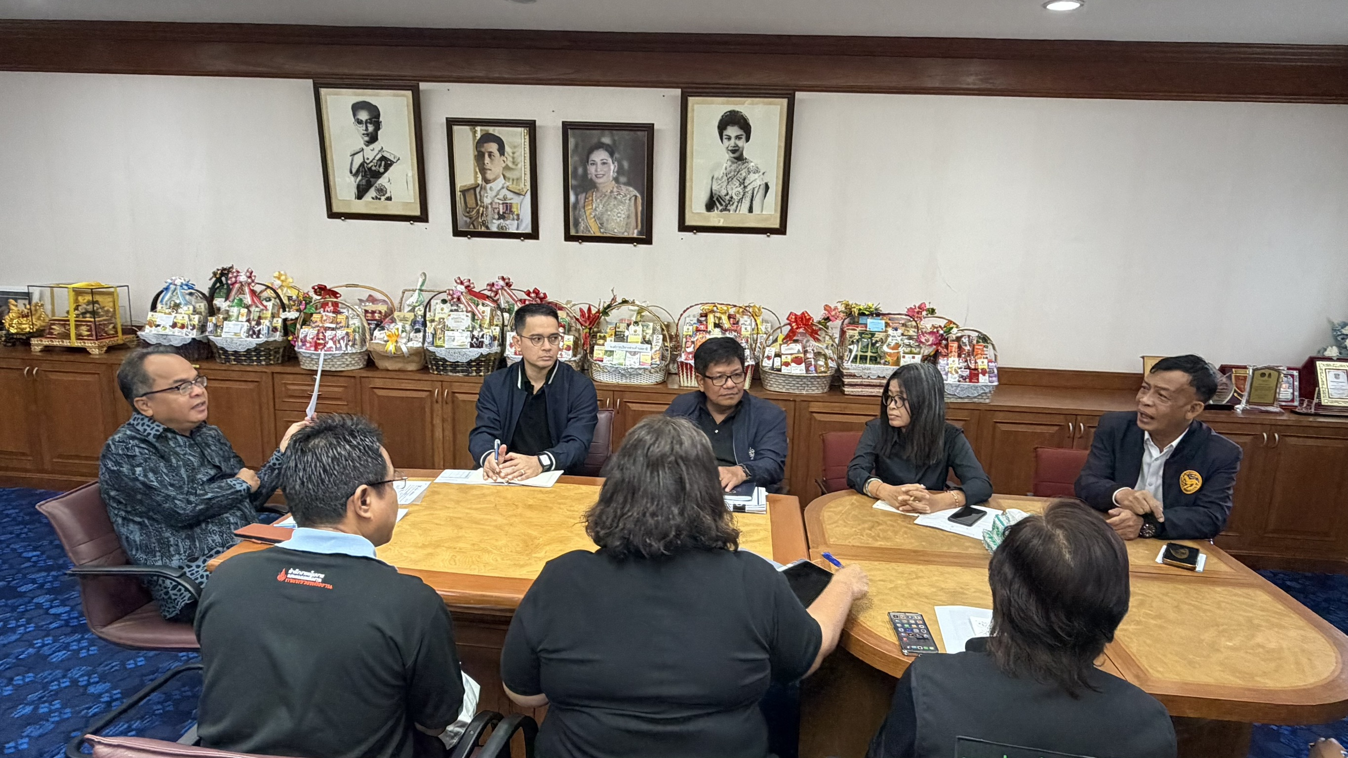 ผู้ว่าฯ ยะลา เรียกประชุมด่วนติดตามสถานการณ์ด้านพลังงานในพื้นที่&nbsp; ตามข้อสั่งการของกระทรวงมหาดไทย กำหนดมาตรการประหยัดพลังงานให้ส่วนราชการปฏิบัติเพื่อเป็นแบบอย่างประชาชน รับมือสถานการณ์การสู้รบในภูมิภาคตะวันออกกลาง ลดความตื่นตระหนก และสร้างความเชื่อมั่นให้กับประชาชน