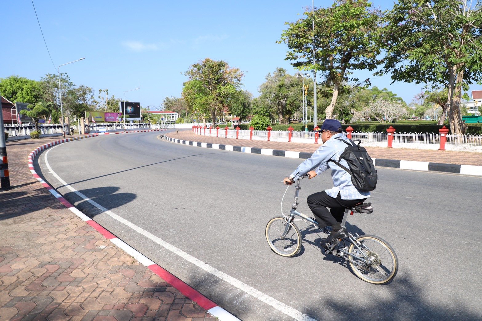 ผู้ว่าฯยะลา นำทีมปั่นจักรยาน  &ldquo;ทำก่อน นำก่อน&rdquo;หนุนนโยบายประหยัดพลังงานของรัฐบาล สร้างกระแสสุขภาพพร้อมเป็นแบบอย่างให้พี่น้องประชาชน   วันนี้ 20 มีนาคม 2569 เวลา 08.30น.นายก้องสกุล จันทราช ผู้ว่าราชการจังหวัดยะลา  นำหัวหน้าส่วนราชการ  และข้าราชการ เข้าร่วมกิจกรรมปั่นจักรยานมาปฏิบัติงานแทนการใช้รถยนต์ บรรยากาศเป็นไปอย่างคึกคัก โดยผู้ว่าราชการจังหวัดยะลาได้เน้นแนวคิด ทำก่อน นำก่อน โดยเฉพาะผู้นำ ต้องทำก่อน เพื่อเป็นแบบอย่างที่ดีให้แก่ข้าราชการและพี่น้องประชาชน กิจกรรมนี้สอดคล้องกับนโยบายของรัฐบาลในการ