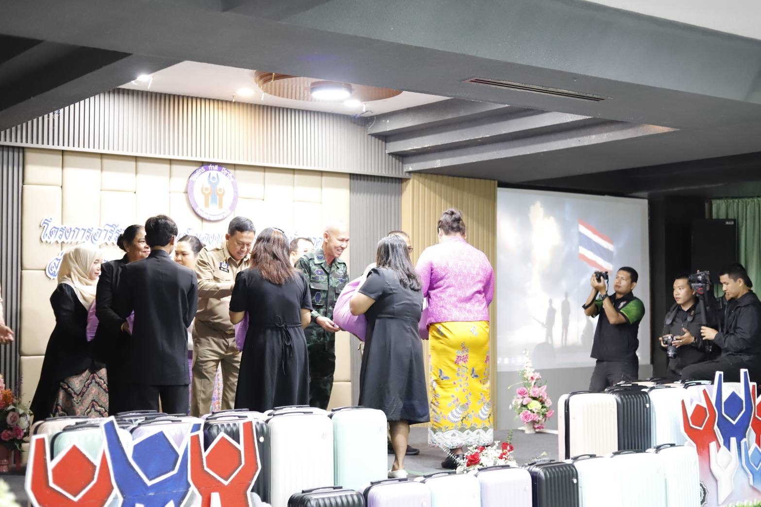 พหุวัฒนธรรมงดงาม! รอง มทภ.4 ส่งความห่วงใย "แม่ทัพภาคที่ 4" มอบของขวัญรายออีดิลฟิตรี เสริมสร้างพลังความดีและสันติสุขชายแดนใต้