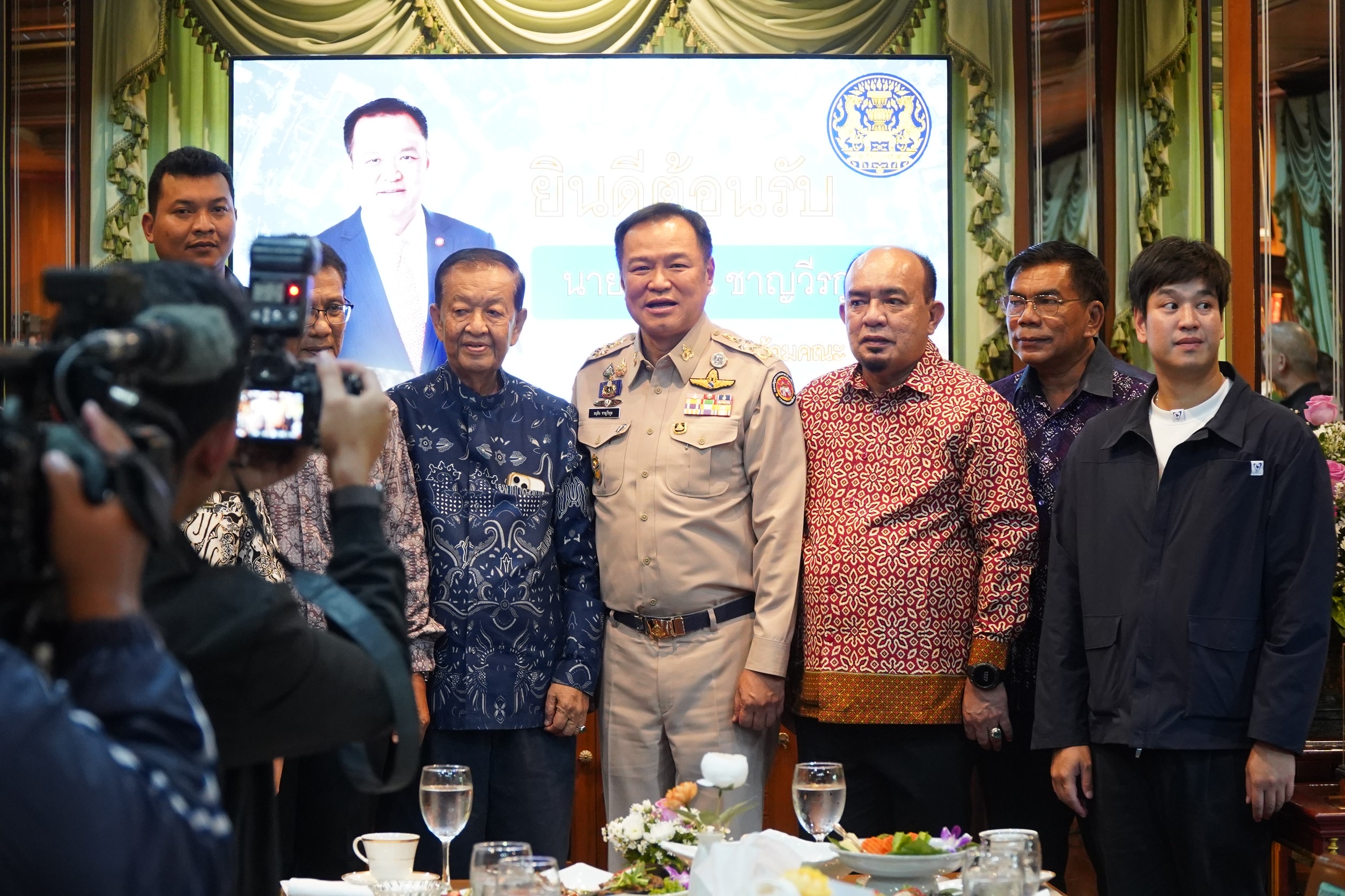 นายกฯอนุทิน เดินทางถึงบ้านใหญ่ หารือประธานที่ปรึกษานายกรัฐมนตรี &nbsp;ขณะที่ สส. กมลศักดิ์ เผย เรื่องถึงนายก มั่นใจในการกระบวนการยุติธรรม&nbsp;