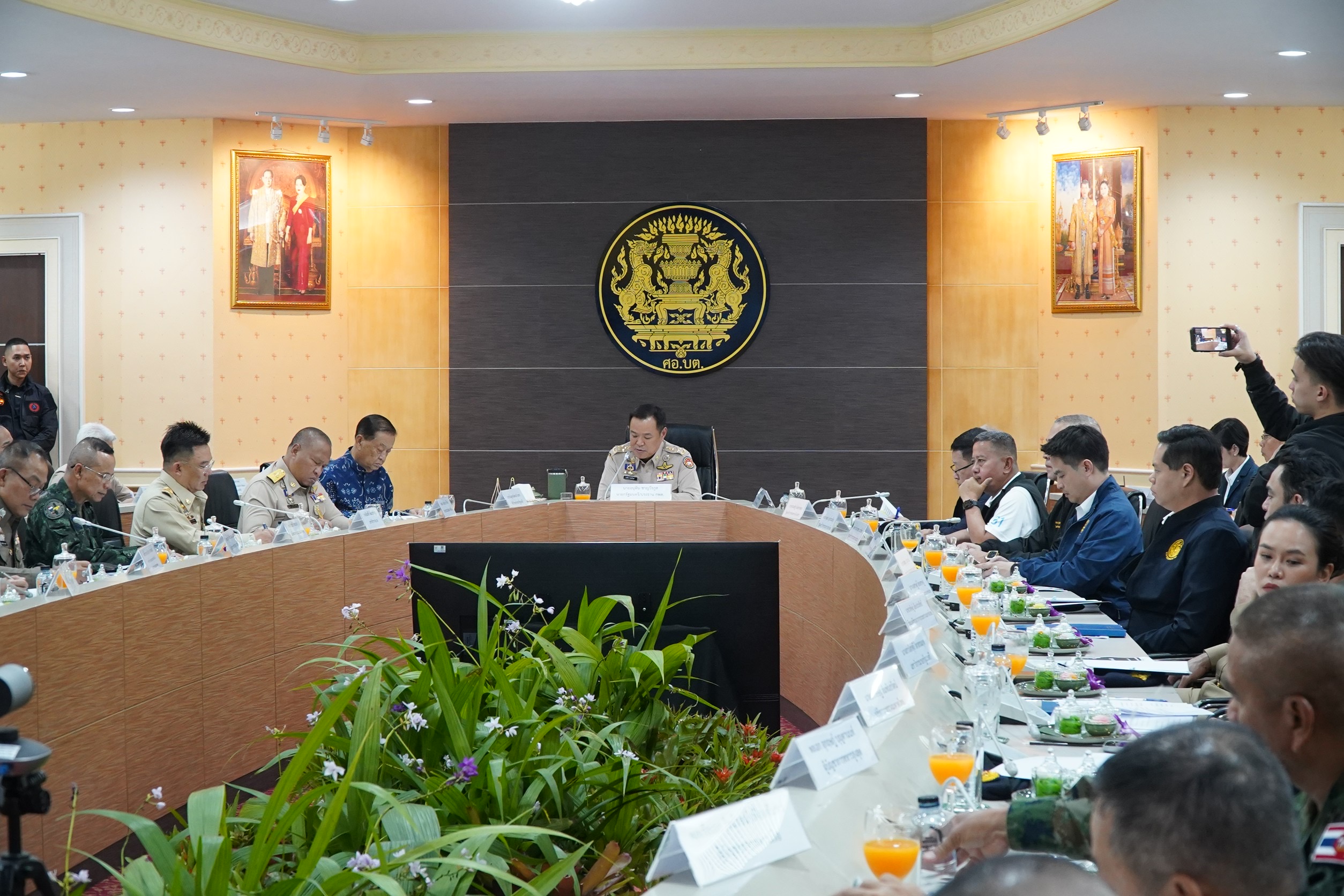 นายกฯอนุทิน ควง พิพัฒน์ ลงใต้ ประชุมพบปะข้าราชการ ที่ ศอ.บต. &nbsp;ย้ำนโยบาย &ldquo;เข้าใจ เข้าถึง พัฒนา&rdquo; ยกระดับคุณภาพชีวิตประชาชนทุกมิติเพื่อการพัฒนา&nbsp;