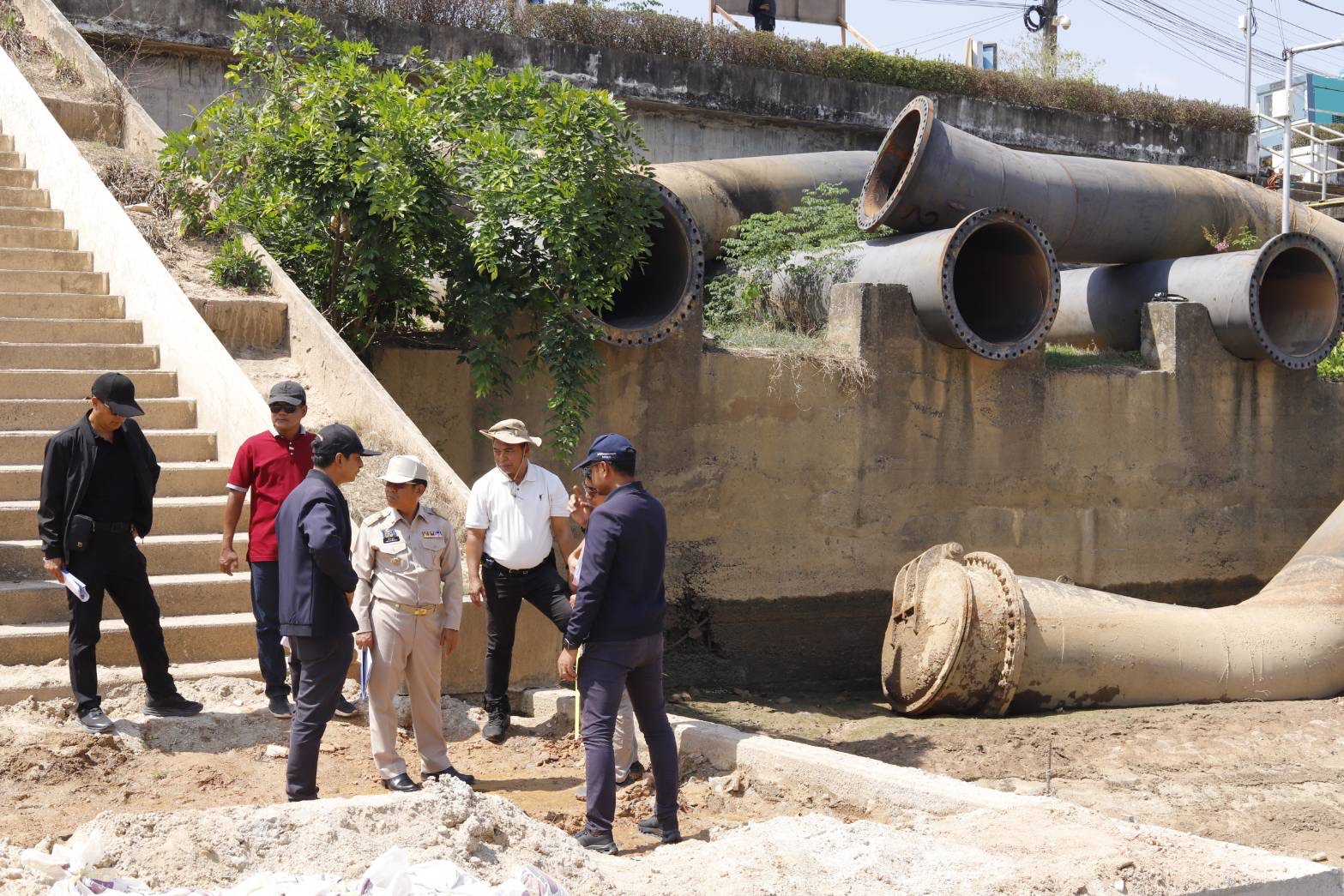 ยะลายกระดับป้องกันเมือง รอง ผวจ. ลงพื้นที่ตรวจรับคันกั้นน้ำริมแม่น้ำปัตตานี มั่นใจรับมือน้ำหลาก ปกป้องเศรษฐกิจเขตเทศบาล