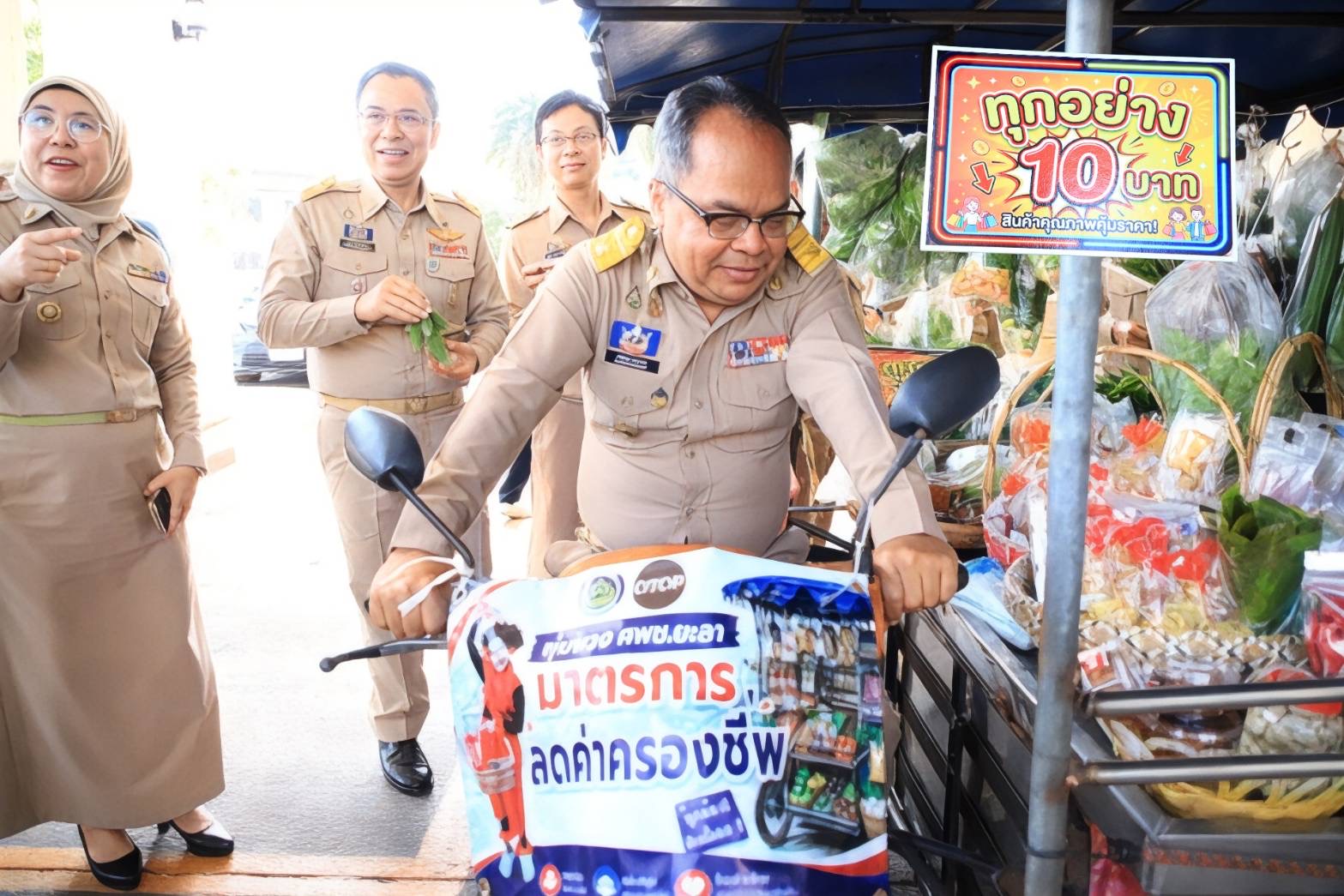 "ยะลาโมเดล!" ผวจ.ยะลา ชู "รถพุ่มพวง พช." บุกตลาดเคลื่อนที่ ขนสินค้า OTOP-โคกหนองนา สู้ค่าครองชีพ เริ่มต้นแค่ 10 บาท