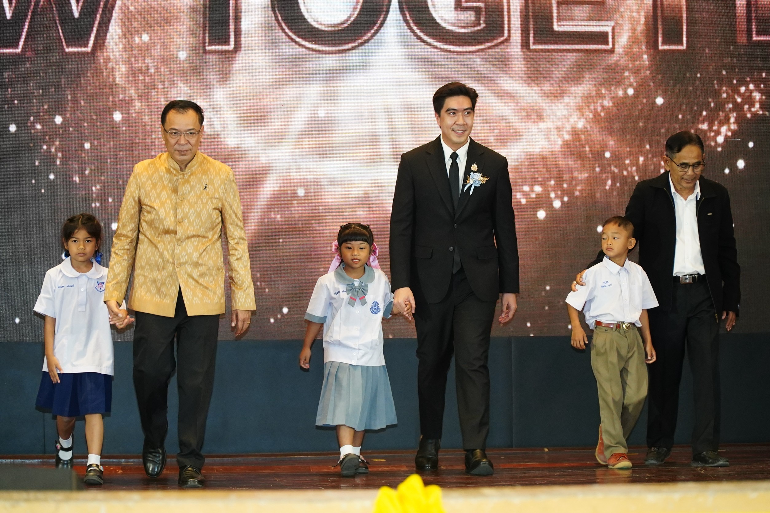 โฆษก ศธ. ลงใต้ที่ยะลา เปิดงาน YALA EDU &ndash; FEST 2026 ภายใต้แนวคิด "Grow Together #เติบโตไปด้วยกัน" ชูนโยบายยืดหยุ่นคงความเป็นอัตลักษณ์ รุกจับมืออินโดฯ แลกเปลี่ยนครู-นักเรียน พร้อมวางกรอบใช้ AI ปลอดภัยในสถานศึกษา