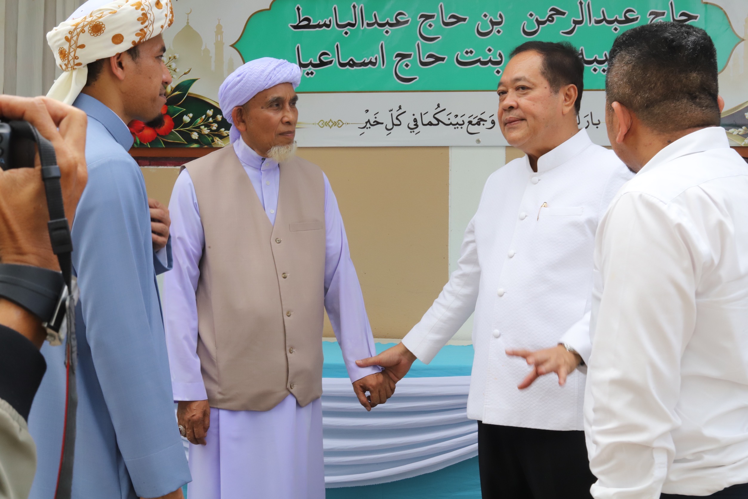 พรรคร่วมรัฐบาลนายกฯอนุทิน&nbsp;เดินหน้าลุยชายแดนใต้!&nbsp;หนุนบุญใหญ่สร้าง&nbsp;รร.-มัสยิด&nbsp;สงขลา&nbsp;พร้อมร่วมงานแต่งลูกชายประธานอิสลามยะลา&nbsp;ชู&nbsp;"ปอเนาะ"&nbsp;มรดกล้ำค่าพื้นที่