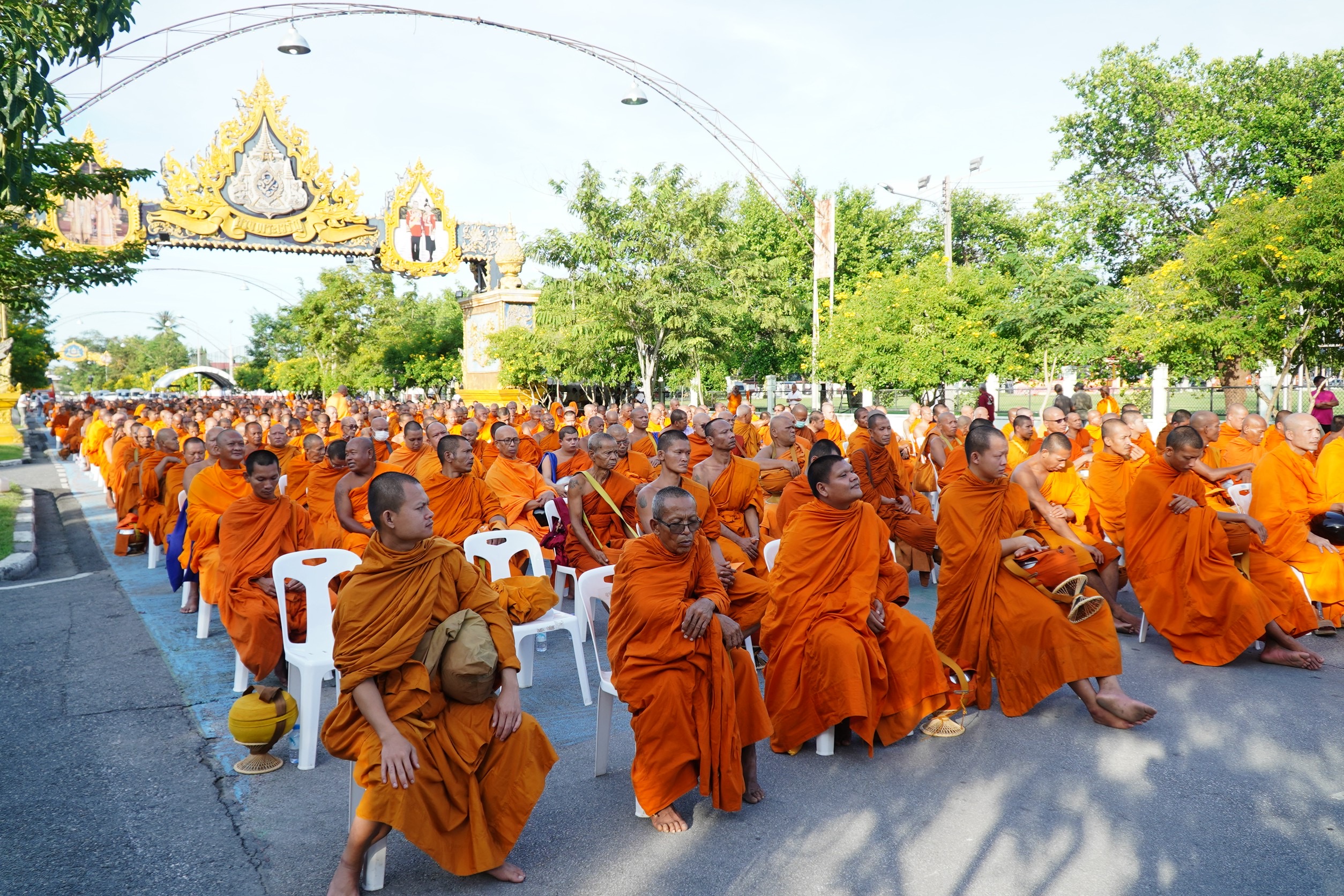 มหามงคล&nbsp;235&nbsp;ปี&nbsp;เมืองยะลา!&nbsp;พุทธศาสนิกชนนับพันหลั่งไหลตักบาตรพระ&nbsp;1,000&nbsp;รูป&nbsp;ถวายพระราชกุศลในหลวง&nbsp;74&nbsp;พรรษา&nbsp;สะท้อนภาพสันติสุขและพลังศรัทธาสุดยิ่งใหญ่ชายแดนใต้