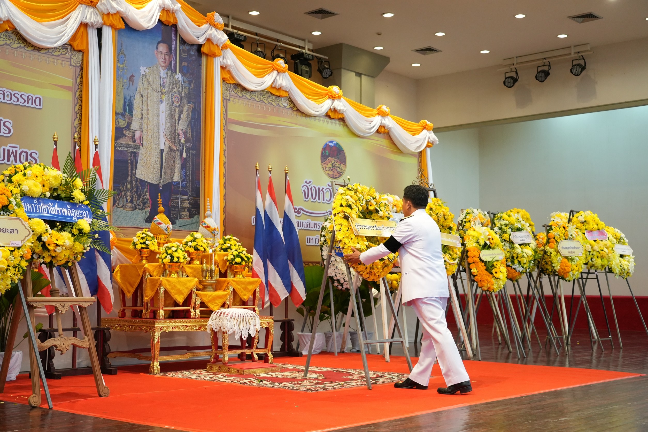 จังหวัดยะลา&nbsp;จัดพิธีทำบุญตักบาตรและวางพวงมาลา&nbsp;น้อมรำลึกในพระมหากรุณาธิคุณ&nbsp;"วันนวมินทรมหาราช" 13&nbsp;ตุลาคม&nbsp;2569