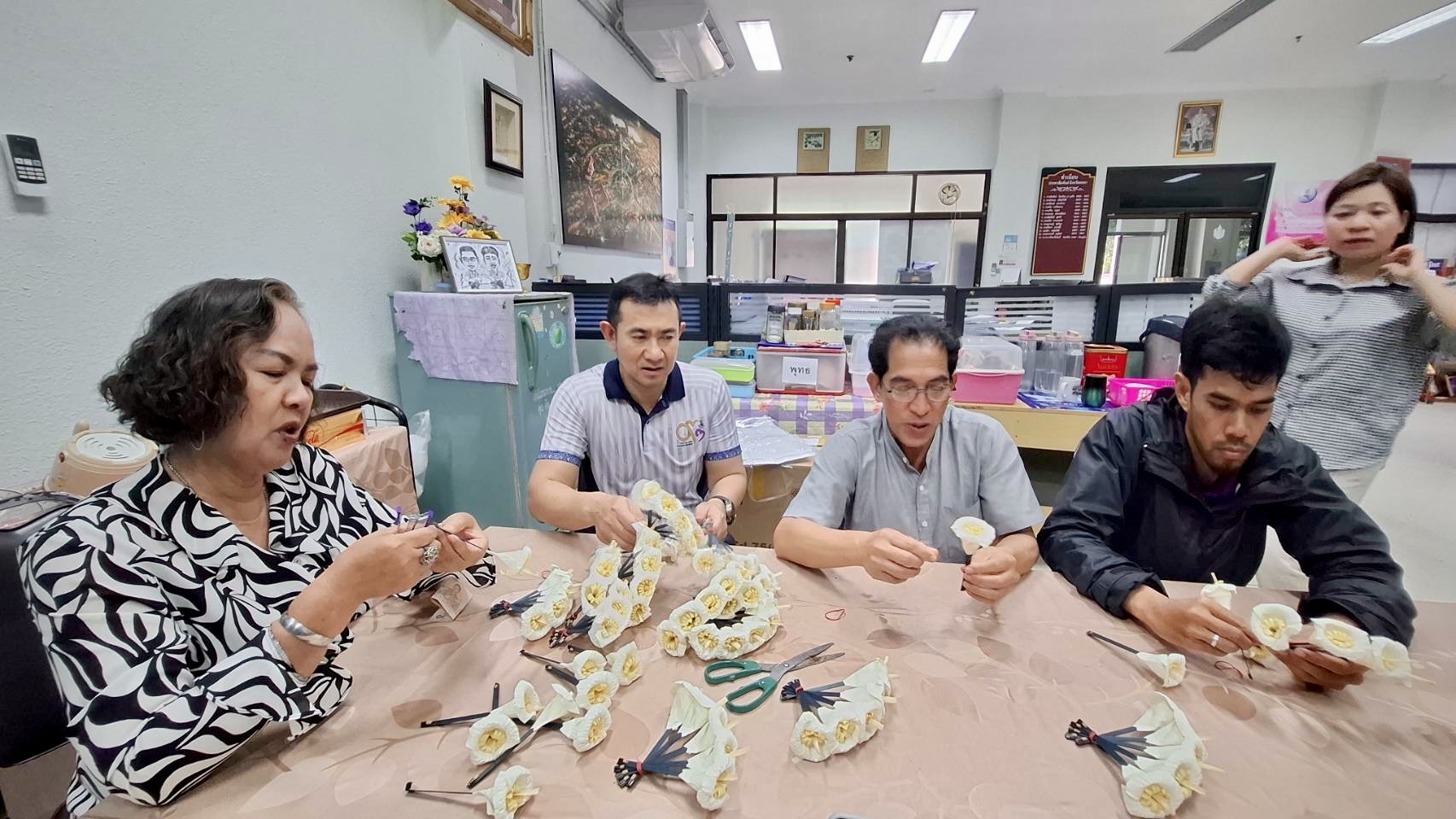 สำนักงานประชาสัมพันธ์จังหวัดยะลา&nbsp;ประดิษฐ์ดอกไม้จันทน์&nbsp;1,000&nbsp;ดอก&nbsp;ร่วมถวายความอาลัยในงานพระราชพิธีพระบรมศพ&nbsp;สมเด็จพระนางเจ้าสิริกิติ์&nbsp;พระบรมราชินีนาถพระบรมราชชนนีพันปีหลวง